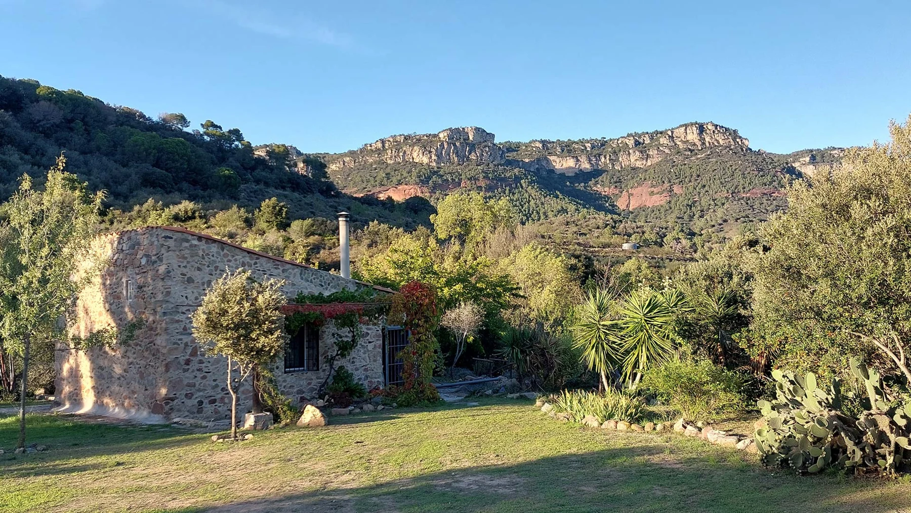 Finca de piedra en un entorno rural, imagen de portada de RealRustic